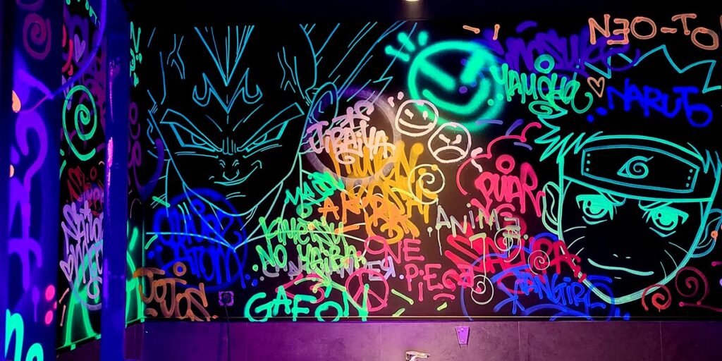 graffiti-fluorescente-de-naruto-y-vegeta Graffiti fluorescente de Naruto y Vegeta
