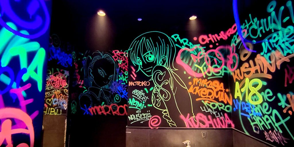 graffiti-fluorescente-de-one-piece-en-restaurante Graffiti fluorescente de One Piece en restaurante