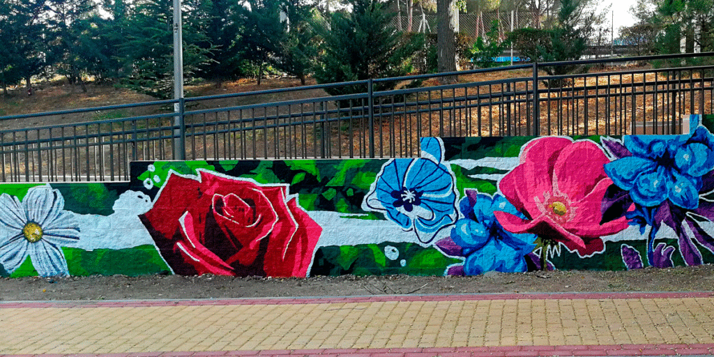 Graffiti profesional con flores en Madrid Río con 
