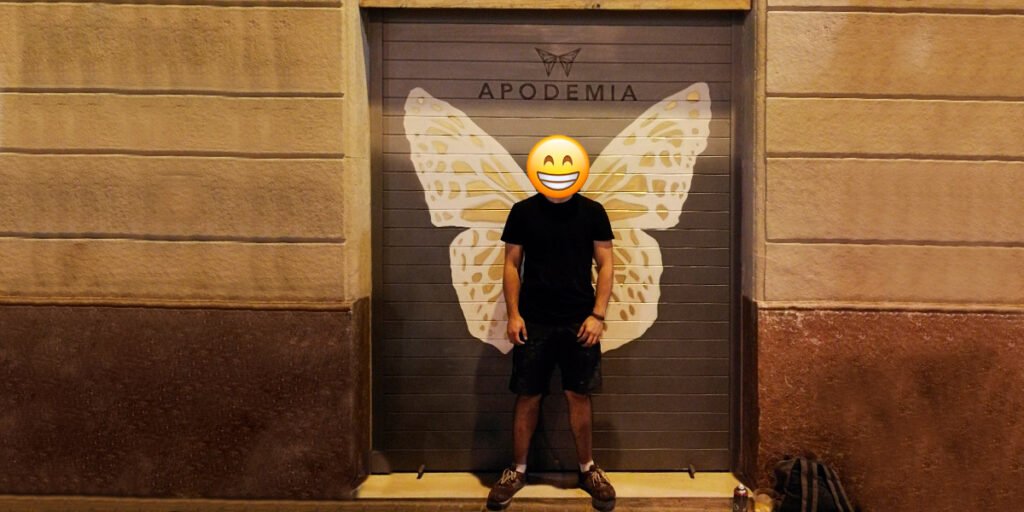 Posando con graffiti de alas en Barcelona