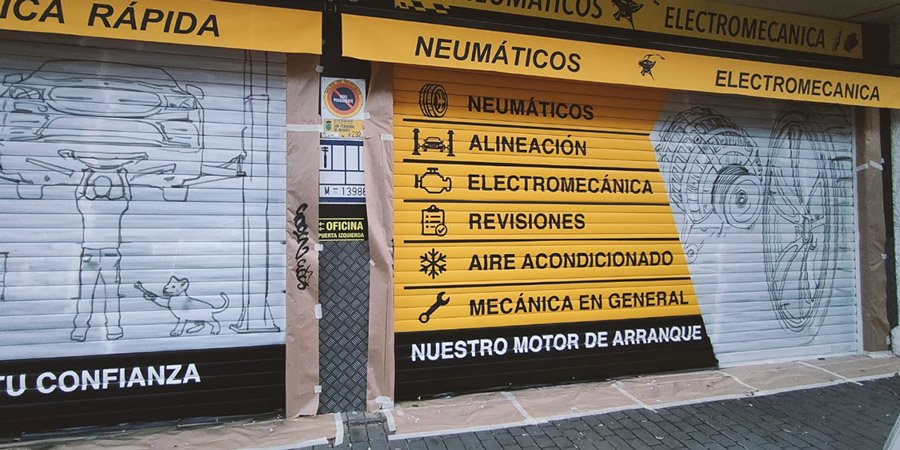 Graffiti en proceso en cierre metálico